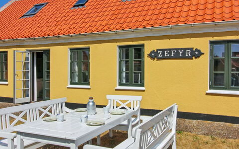 Svenger - 350M from the Sea: Meubles, Design Intérieur, Sol, Bois, Sol, Plafond, Parquet, Chaise, Table, Éclairage