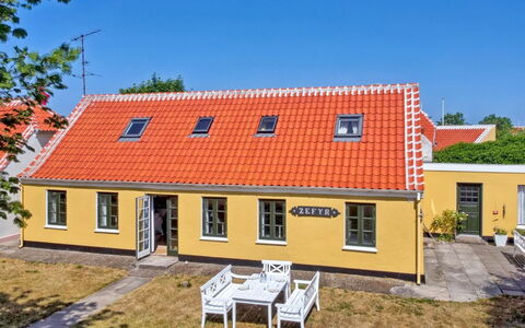 Svenger - 350M from the Sea: Meubles, Design Intérieur, Sol, Bois, Sol, Plafond, Parquet, Chaise, Table, Éclairage