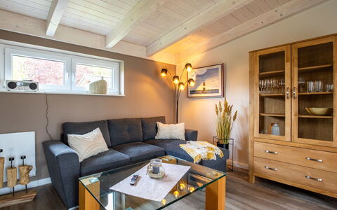 Wingst 100: Meubles, Canapé, Propriété, Table, Cabinetry, Bois, Design Intérieur, Salon, Éclairage, Cadre