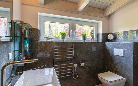 Wingst 100: Propriété, Luminaire Plomberie, Bâtiment, Robinet, Baignoire, Fenêtre, Salle De Bains, Design Intérieur, Sol, Sol