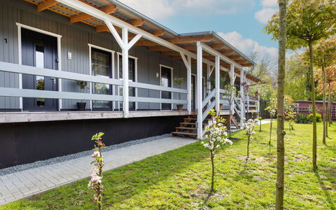 Wingst 100: Plante, Propriété, Bâtiment, Nuage, Ciel, Fenêtre, Lot Terre, Ombre, Design Urbain, Arbre