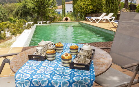 Can Maggi: Meubles, Table, Bâtiment, Chaise, Vaisselle, Nuage, Ciel, Nappe De Table, Mobilier De Jardin, Ombre