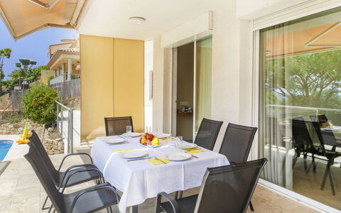 Can Semi: Meubles, Table, Bâtiment, Chaise, Vaisselle, Nuage, Ciel, Nappe De Table, Mobilier De Jardin, Ombre
