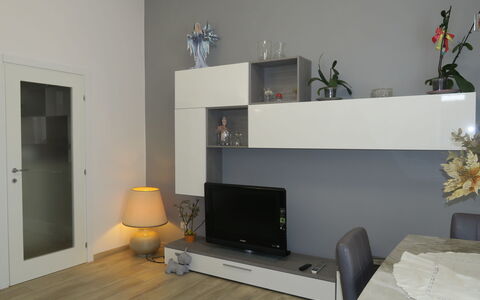 Le Due Madonne: Meubles, Table, Bâtiment, Chaise, Vaisselle, Nuage, Ciel, Nappe De Table, Mobilier De Jardin, Ombre
