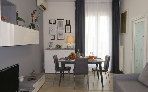 Le Due Madonne: Meubles, Table, Bâtiment, Chaise, Vaisselle, Nuage, Ciel, Nappe De Table, Mobilier De Jardin, Ombre