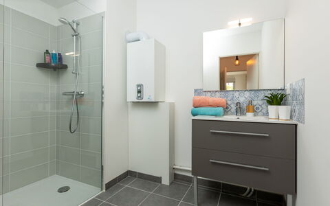 Cancale 160: Miroir, Cabinetry, Luminaire Plomberie, Tete De Douche, Armoire De Toilette, Robinet, Bâtiment, Douche, Salle De Bains