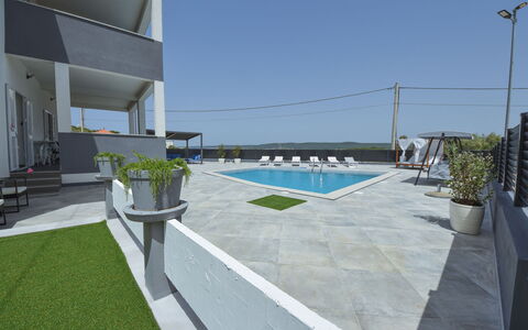 Franka: Ciel, Bâtiment, Éclairage Public, Plante, Ombre, Architecture, Design Urbain, Piscine, Mobilier De Jardin, Toit