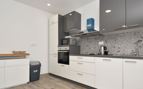 Franka: Cabinetry, Propriété, Comptoir, Cuisine, Bois, Cuisinière, Design Intérieur, Bâtiment, Sol, Sol