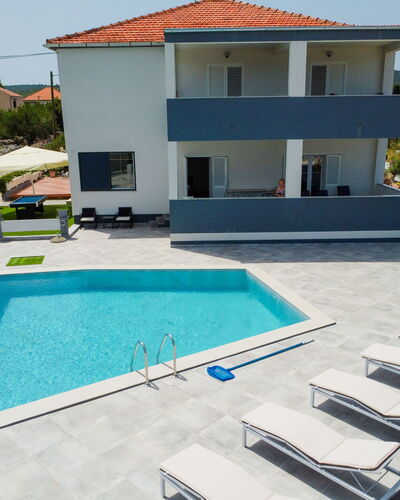 Franka: Piscine, L'Eau, Bâtiment, Bleu Azur, Fenêtre, Plante, Ombre, Ciel, Mobilier De Jardin, Condominium