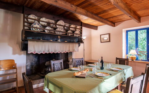 Le Petit Poirier: Propriété, Meubles, Table, Fenêtre, Design Intérieur, Bois, Bâtiment, Immobilier, Faisceau, Dur