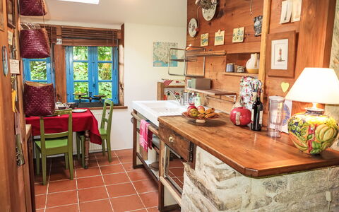 Le Petit Poirier: Table, Meubles, Propriété, Cadre, Bois, Éclairage, Tiroir, Cabinetry, Chaise, Design Intérieur