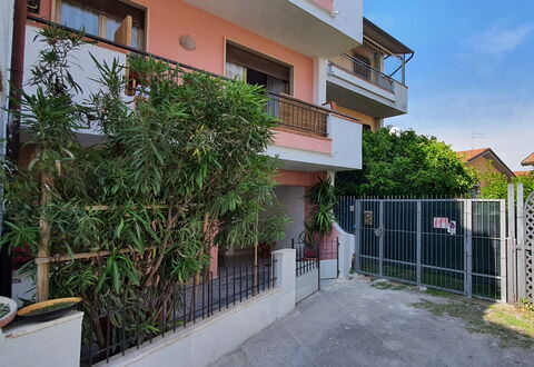 La Butterfly: Plante, Bâtiment, Fenêtre, Design Urbain, Quartier, Clôture, Zone Résidentielle, Façade, Immobilier, Condominium