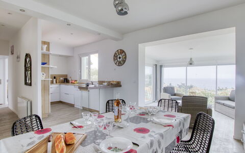 La Bellanda: Table, Meubles, Propriété, Cadre, Vaisselle, Chaise, Design Intérieur, Table Cuisine Et Salle A Manger, Nappe De Table, Sol