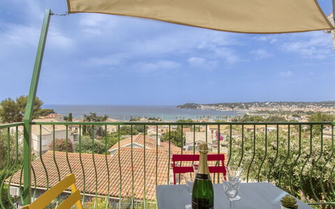 La Bellanda: Ciel, Propriété, Table, Plante, Meubles, Bouteille, Lumière, Chaise, Vert, Vaisselle