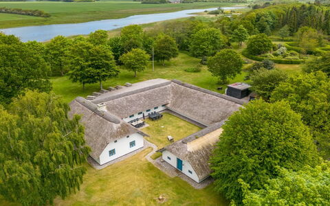 Tatiane - 10Km from the Sea: Toit, Maison, Domicile, Chalet, Siding, Biens, Allée, Batiments Jardin, Cour, Cabanon