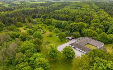 Tatiane - 10Km from the Sea: Toit, Maison, Domicile, Chalet, Siding, Biens, Allée, Batiments Jardin, Cour, Cabanon