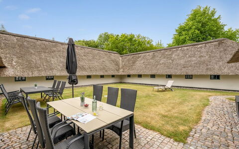 Tatiane - 10Km from the Sea: Toit, Maison, Domicile, Chalet, Siding, Biens, Allée, Batiments Jardin, Cour, Cabanon