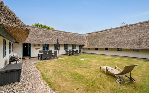 Tatiane - 10Km from the Sea: Toit, Maison, Domicile, Chalet, Siding, Biens, Allée, Batiments Jardin, Cour, Cabanon