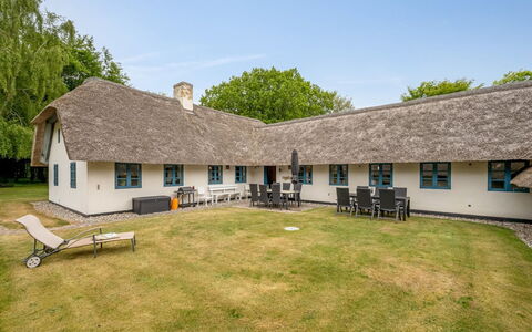 Tatiane - 10Km from the Sea: Toit, Maison, Domicile, Chalet, Siding, Biens, Allée, Batiments Jardin, Cour, Cabanon