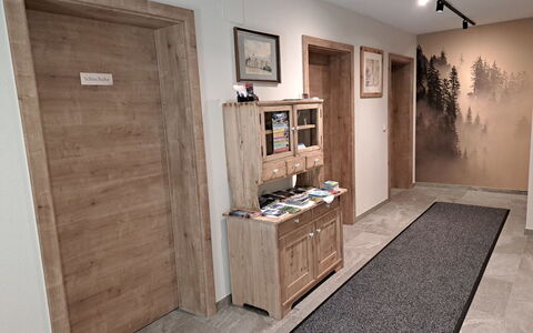 Hippach 500: Cadre, Cabinetry, Propriété, Meubles, Bois, Bâtiment, Architecture, Plante D'Appartement, Sol, Sol