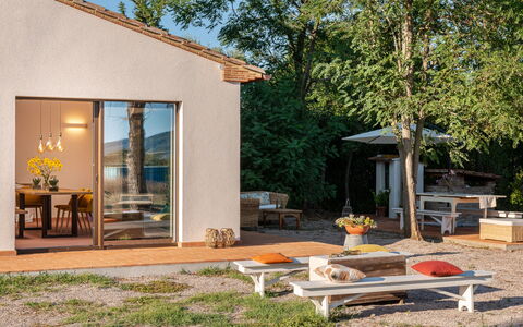 Podere San Fermo: Plante, Meubles, Bâtiment, Ombre, Arbre, Mobilier De Jardin, Table, Extérieur Banc, Bois, Herbe