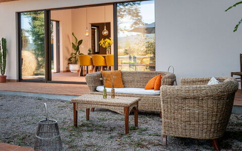 Podere San Fermo: Plante, Meubles, Propriété, Table, Fenêtre, Bâtiment, Bois, Design Intérieur, Ombre, Chaise