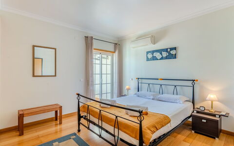 Sunny Beach Casa-M: Meubles, Design Intérieur, Sol, Sol, Lit, Plafond, Chambre, Pièce, Cadre De Lit, Appartement