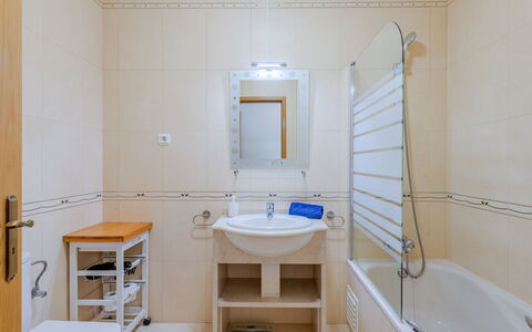 Sunny Beach Casa-M: Luminaire Plomberie, Salle De Bains, Sol, Sol, Design Intérieur, Évier, Robinet, Lavabo, Plomberie, Plafond