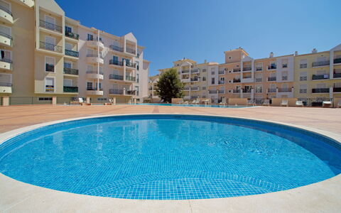 Sunny Beach Casa-M: L'Eau, Ciel, Jour, Propriété, Bâtiment, Fenêtre, Bleu, Bleu Azur, Piscine, Maison