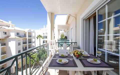 Sunny Beach Casa-M: Ciel, Bâtiment, Neige, Plante, Fenêtre, Arbre, Maison, Gelé, Pente, Paysage Naturel