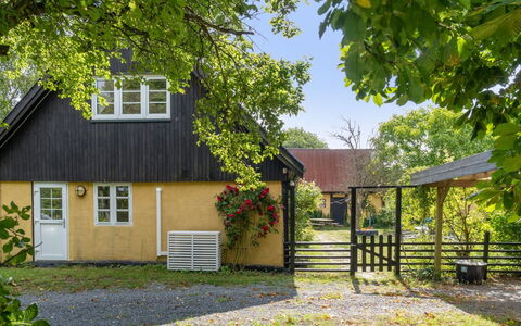 Hansen - 5.2Km from the Sea: Toit, Maison, Lot Terre, Domicile, Chalet, Biens, Batiments Jardin, Ombre, Cabane En Rondins, Aménagement Paysager