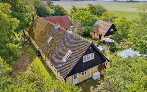 Hansen - 5.2Km from the Sea: Toit, Maison, Lot Terre, Domicile, Chalet, Biens, Batiments Jardin, Ombre, Cabane En Rondins, Aménagement Paysager