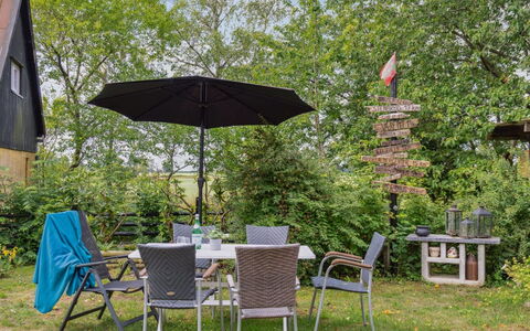 Hansen - 5.2Km from the Sea: Toit, Maison, Lot Terre, Domicile, Chalet, Biens, Batiments Jardin, Ombre, Cabane En Rondins, Aménagement Paysager