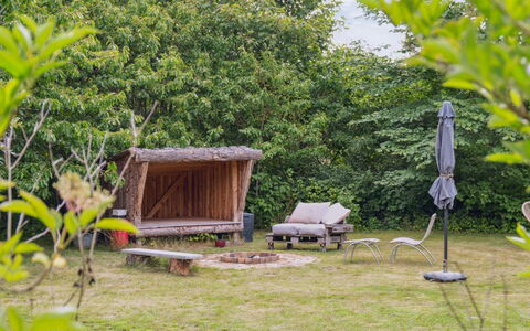 Hansen - 5.2Km from the Sea: Toit, Maison, Lot Terre, Domicile, Chalet, Biens, Batiments Jardin, Ombre, Cabane En Rondins, Aménagement Paysager