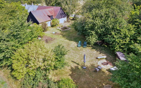 Hansen - 5.2Km from the Sea: Toit, Maison, Lot Terre, Domicile, Chalet, Biens, Batiments Jardin, Ombre, Cabane En Rondins, Aménagement Paysager