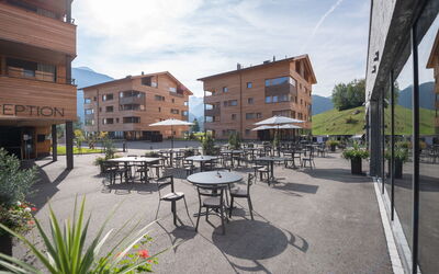 Disentis 50: Ciel, Nuage, Plante, Propriété, Bâtiment, Meubles, Table, Pot De Fleur, Surface De La Route, Chaise
