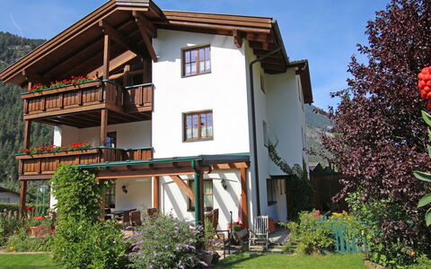 Pfunds-Samnaun 401: Plante, Ciel, Bâtiment, Propriété, Fenêtre, Arbre, Maison, Végétation, Fleur, Quartier