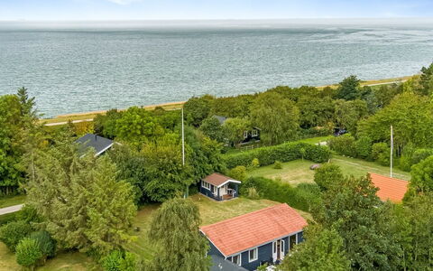 Rikhard - 75M from the Sea: Toit, Maison, Lot Terre, Domicile, Chalet, Biens, Batiments Jardin, Ombre, Cabane En Rondins, Aménagement Paysager