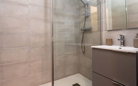 Eurydice: Éclairage, Bâtiment, Design Intérieur, Tete De Douche, Luminaire Plomberie, Matériel De La Propriété, Sol, Salle De Bains, Robinet, Verre