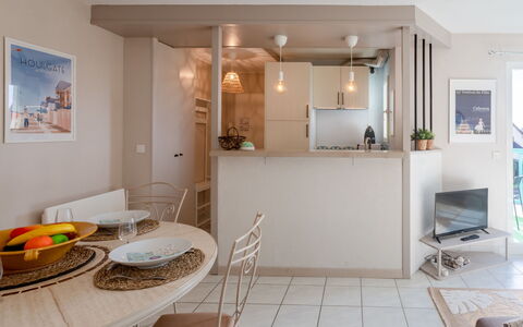 Le Belvédère: Bois, Design Intérieur, Sol, Table, Sol, Cadre, Salon, Cabinetry, Immobilier, Dur