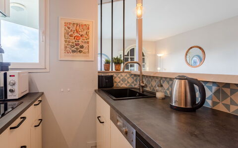 Le Belvédère: Cabinetry, Comptoir, Plante, Meubles, Evier, Évier, Robinet, Plante D'Appartement, Cuisine, Luminaire Plomberie