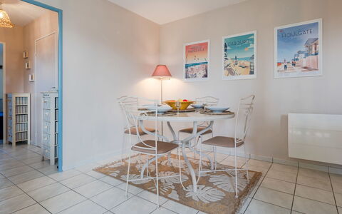 Le Belvédère: Table, Meubles, Bâtiment, Chaise, Bois, Design Intérieur, Salle, Sol, Sol, Maison
