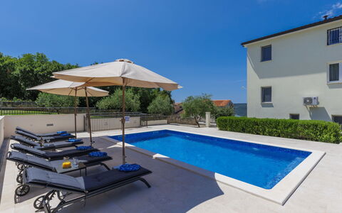 Villa Camellia: Nuage, Ciel, Plante, Arecales, Ombre, Arbre, Cotiers Et Relief Océaniques, Loisir, Terrestre Des Plantes, Bateau