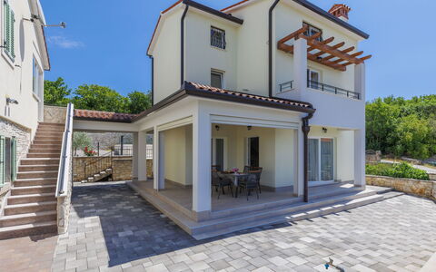 Villa Camellia: Nuage, Ciel, Plante, Arecales, Ombre, Arbre, Cotiers Et Relief Océaniques, Loisir, Terrestre Des Plantes, Bateau