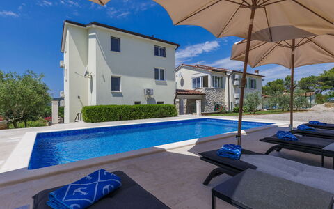 Villa Camellia: Nuage, Ciel, Plante, Arecales, Ombre, Arbre, Cotiers Et Relief Océaniques, Loisir, Terrestre Des Plantes, Bateau