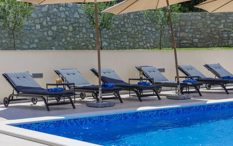 Villa Camellia: Nuage, Ciel, Plante, Arecales, Ombre, Arbre, Cotiers Et Relief Océaniques, Loisir, Terrestre Des Plantes, Bateau