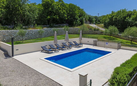 Villa Camellia: Nuage, Ciel, Plante, Arecales, Ombre, Arbre, Cotiers Et Relief Océaniques, Loisir, Terrestre Des Plantes, Bateau