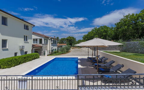 Villa Camellia: Nuage, Ciel, Plante, Arecales, Ombre, Arbre, Cotiers Et Relief Océaniques, Loisir, Terrestre Des Plantes, Bateau