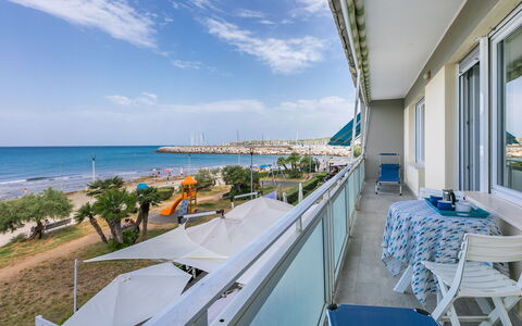 Massimo Beach House: Nuage, Ciel, Plante, Arecales, Ombre, Arbre, Cotiers Et Relief Océaniques, Loisir, Terrestre Des Plantes, Bateau