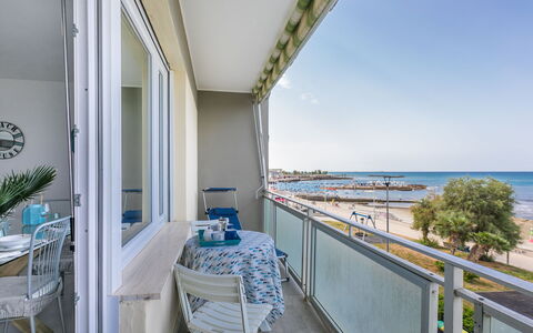 Massimo Beach House: Nuage, Ciel, Plante, Arecales, Ombre, Arbre, Cotiers Et Relief Océaniques, Loisir, Terrestre Des Plantes, Bateau